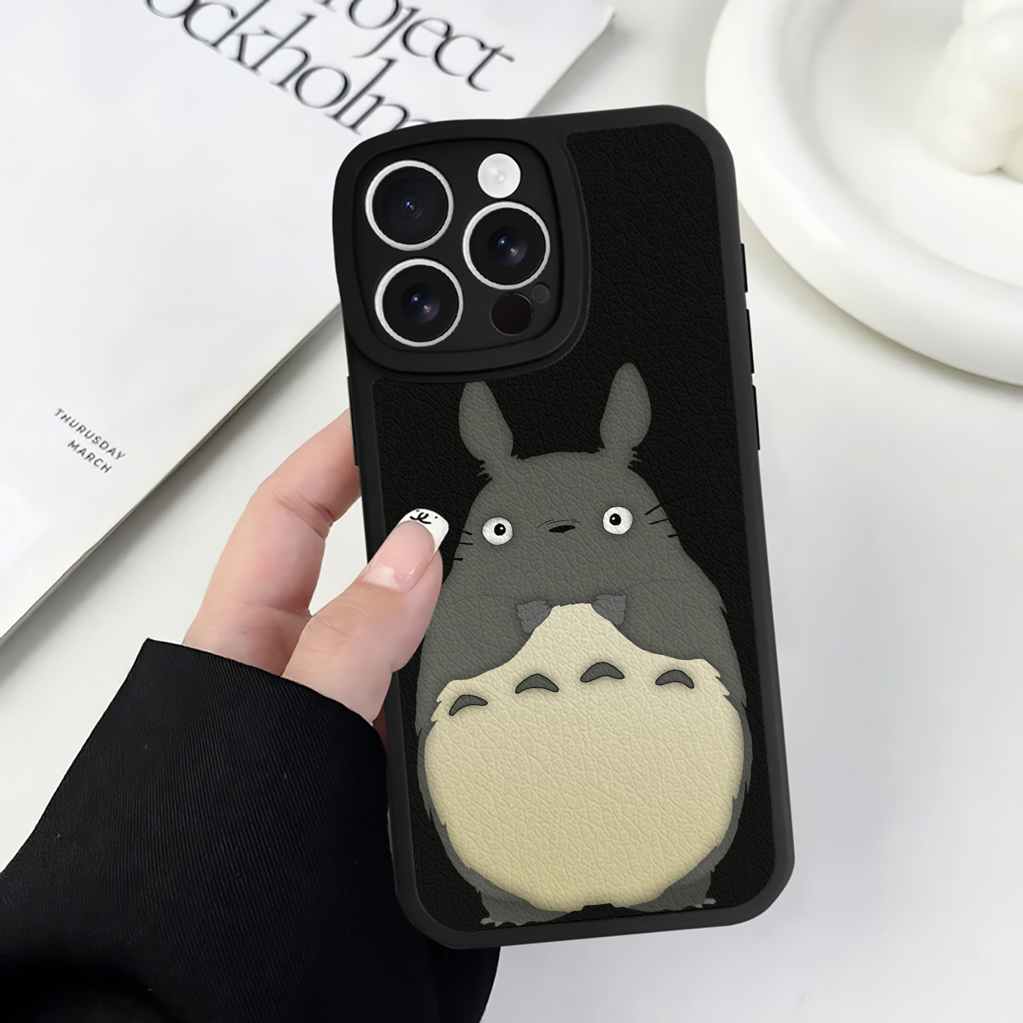 （画像用） となりのトトロ 草壁メイ 草壁サツキ My Neighbor Totoro Satsuki Kusakabe Mei Kusakabe 【iPhone 16シリーズ対応】シリコンスマホケース（レザー調） 材質：シリコン